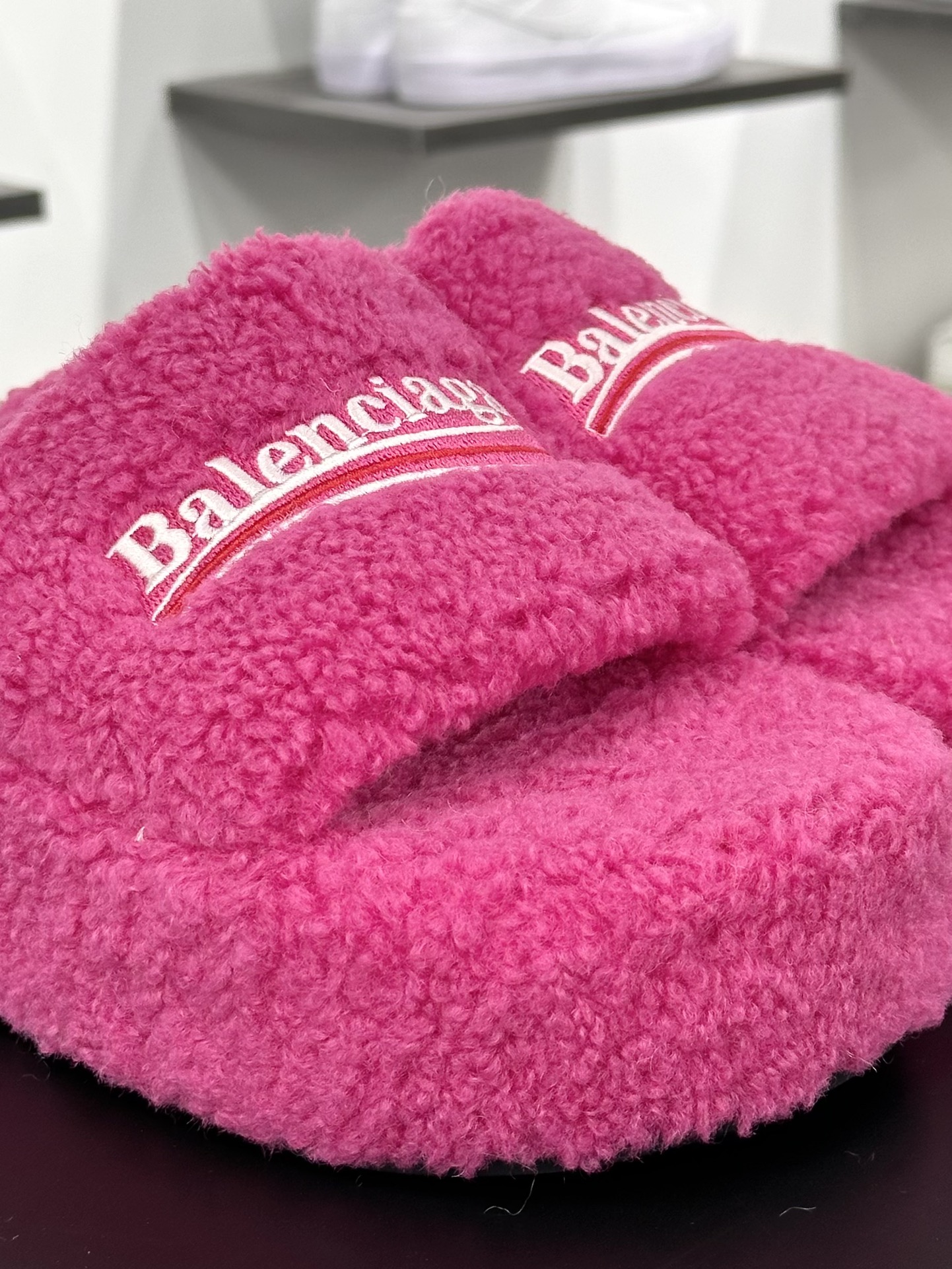 Balenciaga巴黎世家 Logo Pool Furry Slide毛茸茸系列毛绒冬季拖鞋“羊绒玫红白红LOGO”654261W2DO16596