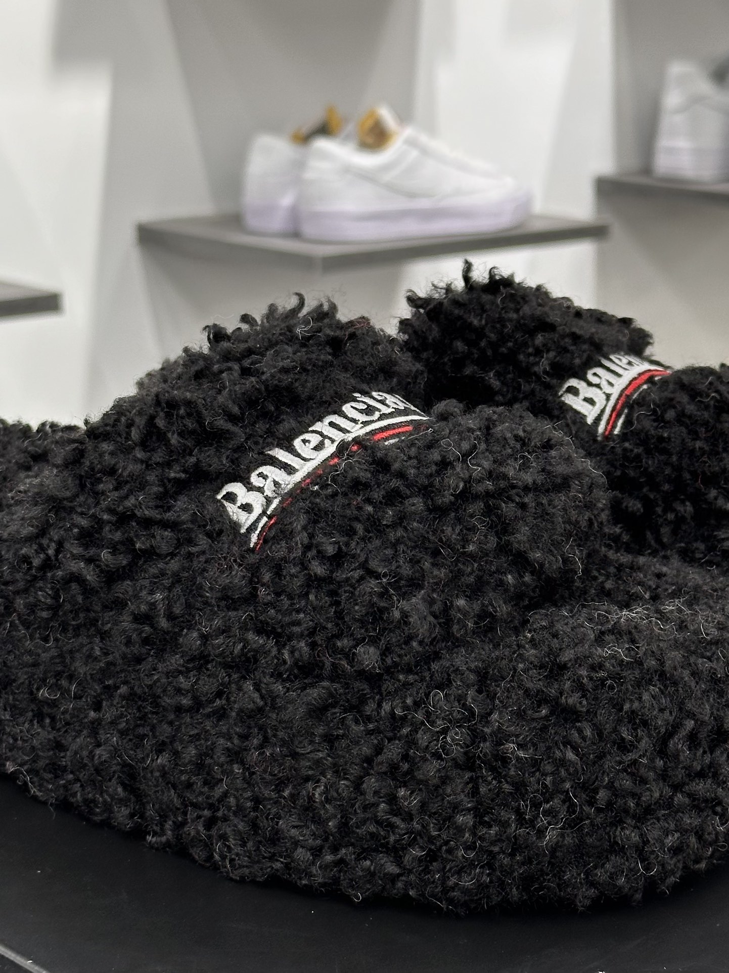 Balenciaga巴黎世家 Logo Pool Furry Slide毛茸茸系列毛绒女士冬季拖鞋“羊绒黑色白红LOGO”654261W2DO16596