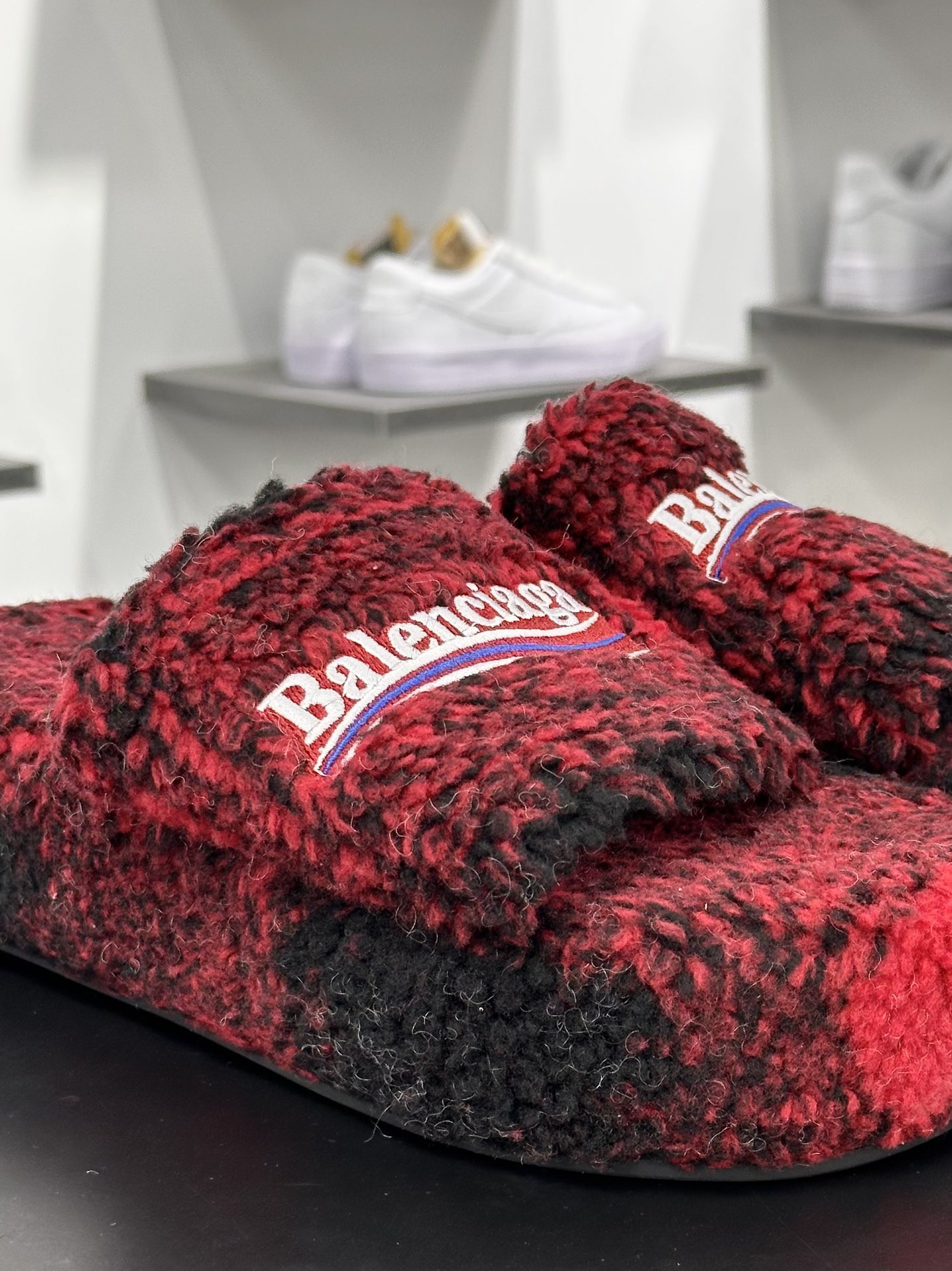 Balenciaga巴黎世家 Logo Pool Furry Slide毛茸茸系列冬季拖鞋“羊绒黑红间隔白红LOGO”654261W2DO16596