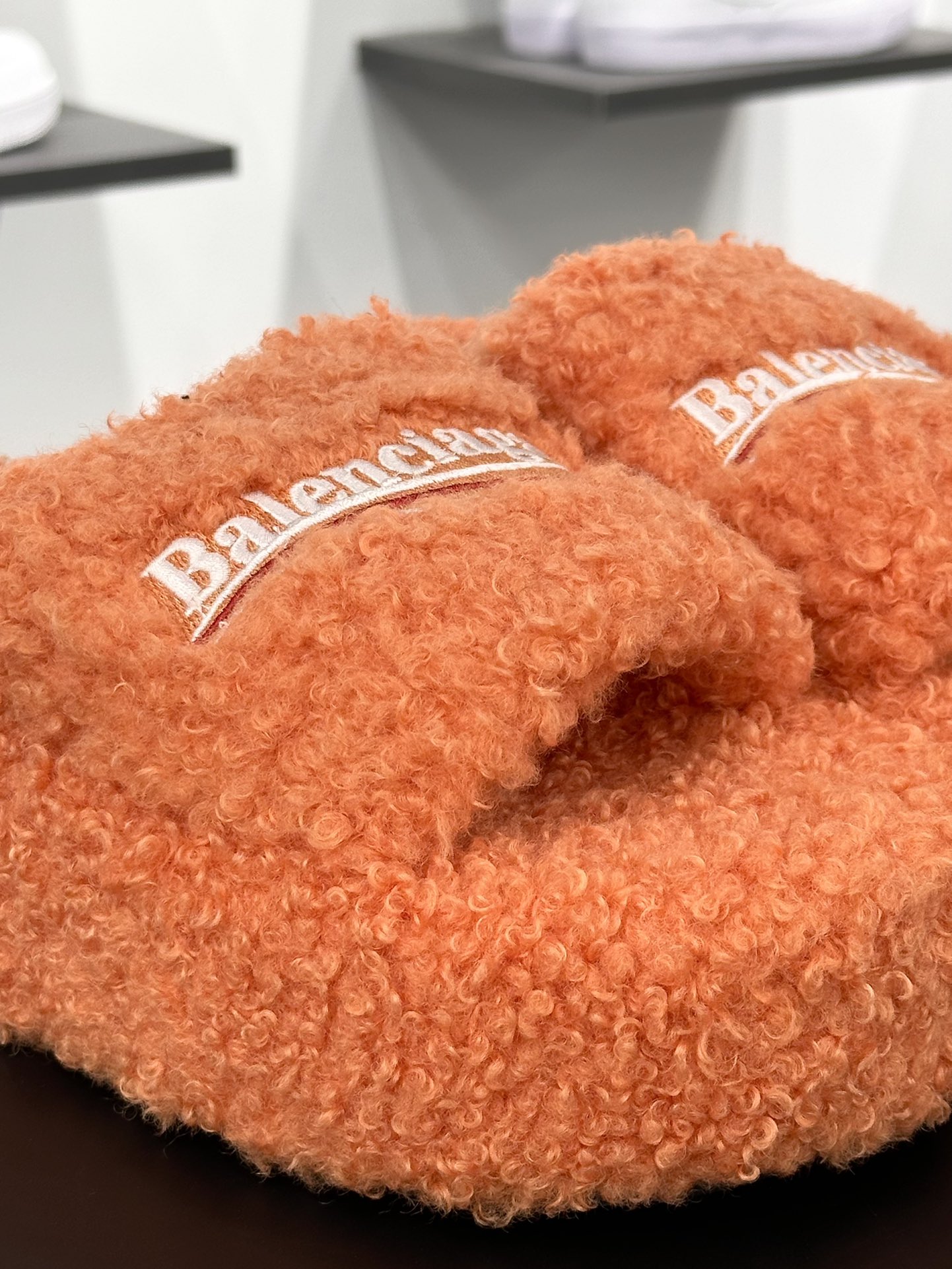 Balenciaga巴黎世家 Logo Pool Furry Slide毛茸茸系列毛绒冬季拖鞋“羊绒桔黄白红LOGO”654261W2DO16596