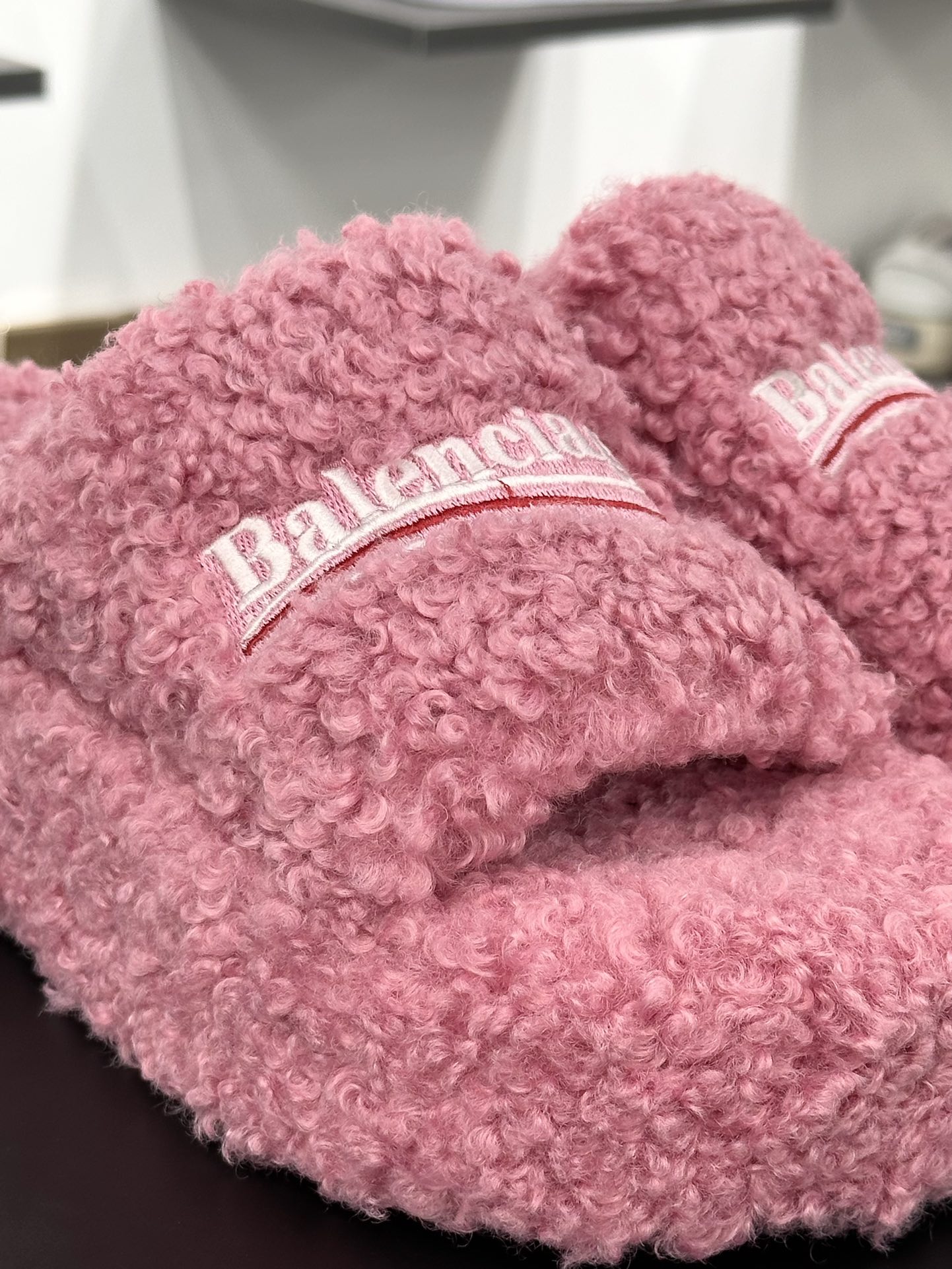 Balenciaga巴黎世家 Logo Pool Furry Slide毛茸茸系列毛绒女士拖鞋“羊绒玫瑰粉白红LOGO”654261W2DO16596