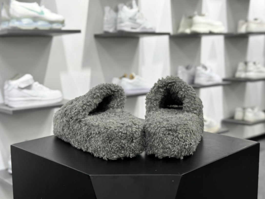 Balenciaga巴黎世家 Logo Pool Furry Slide毛茸茸系列毛绒冬季拖鞋“羊绒深灰色白红LOGO”654261W2DO16596