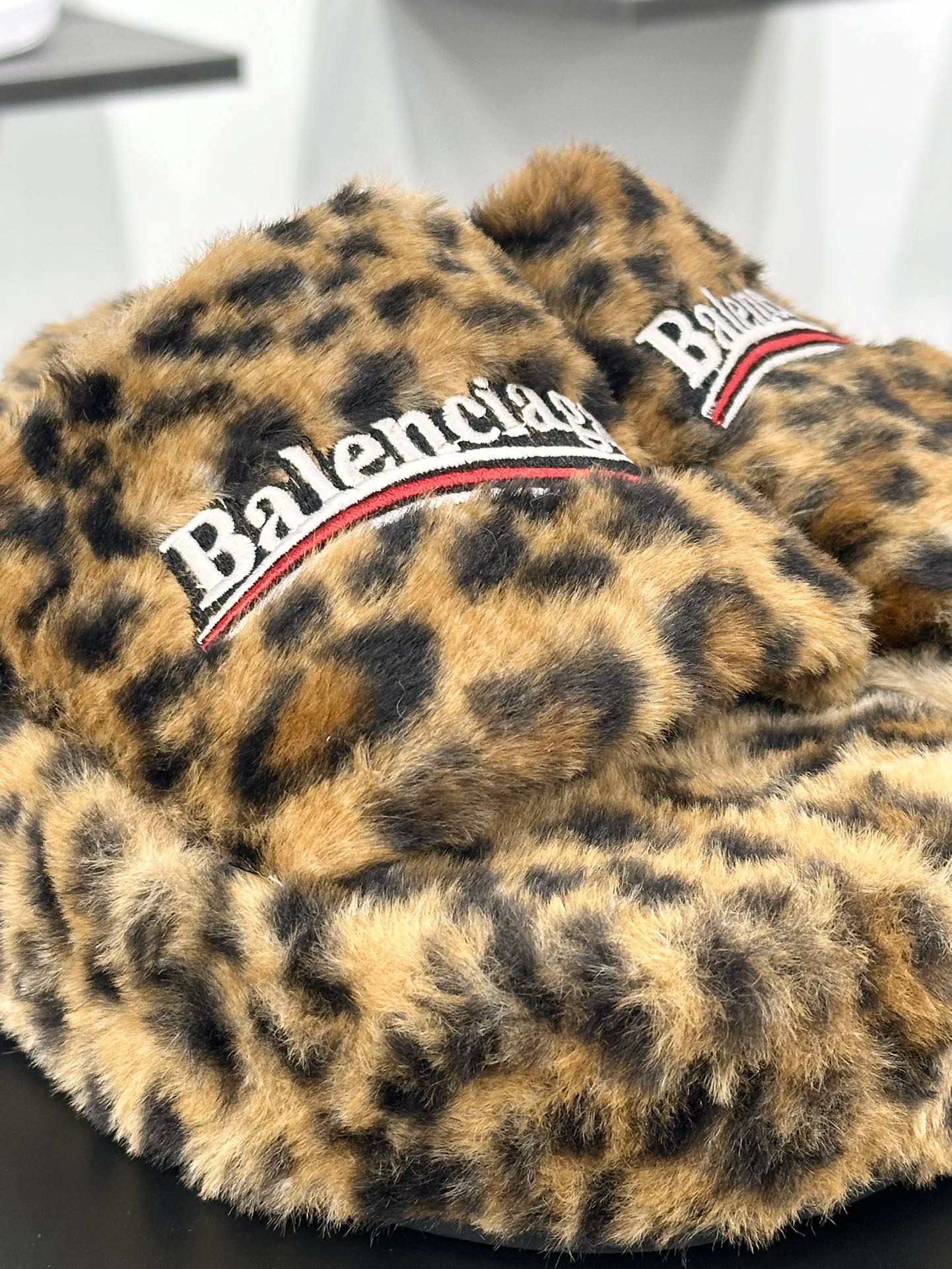 Balenciaga巴黎世家 Logo Pool Furry Slide毛茸茸系列毛绒女士复古厚底冬季拖鞋“羊绒豹纹白红LOGO”654261W2DO16596