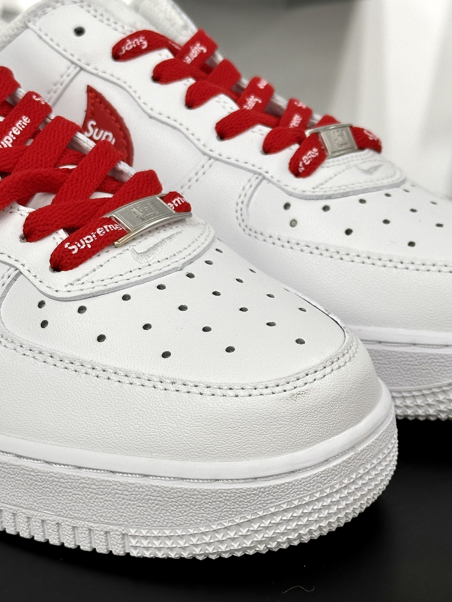 Supreme x Nike Air Force 1'07 Low”White Red”空军一号经典低帮板鞋“Sup联名白红印面钩子”CU9225-101