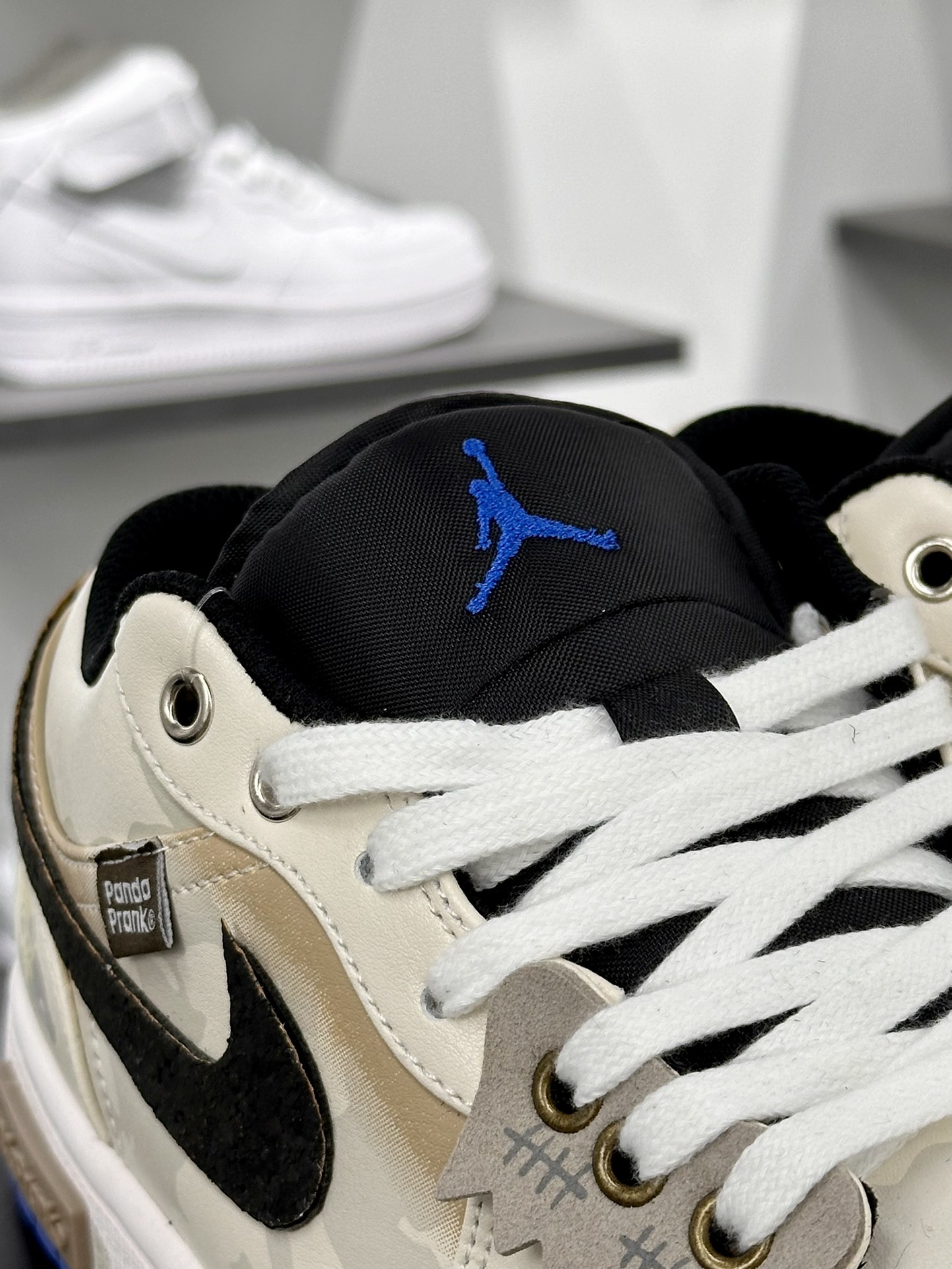 耐克Nike Air Jordan 1 Low”No man's land”AJ1乔丹一代低帮篮球鞋“白黑蓝无人区涂鸦”553558-140