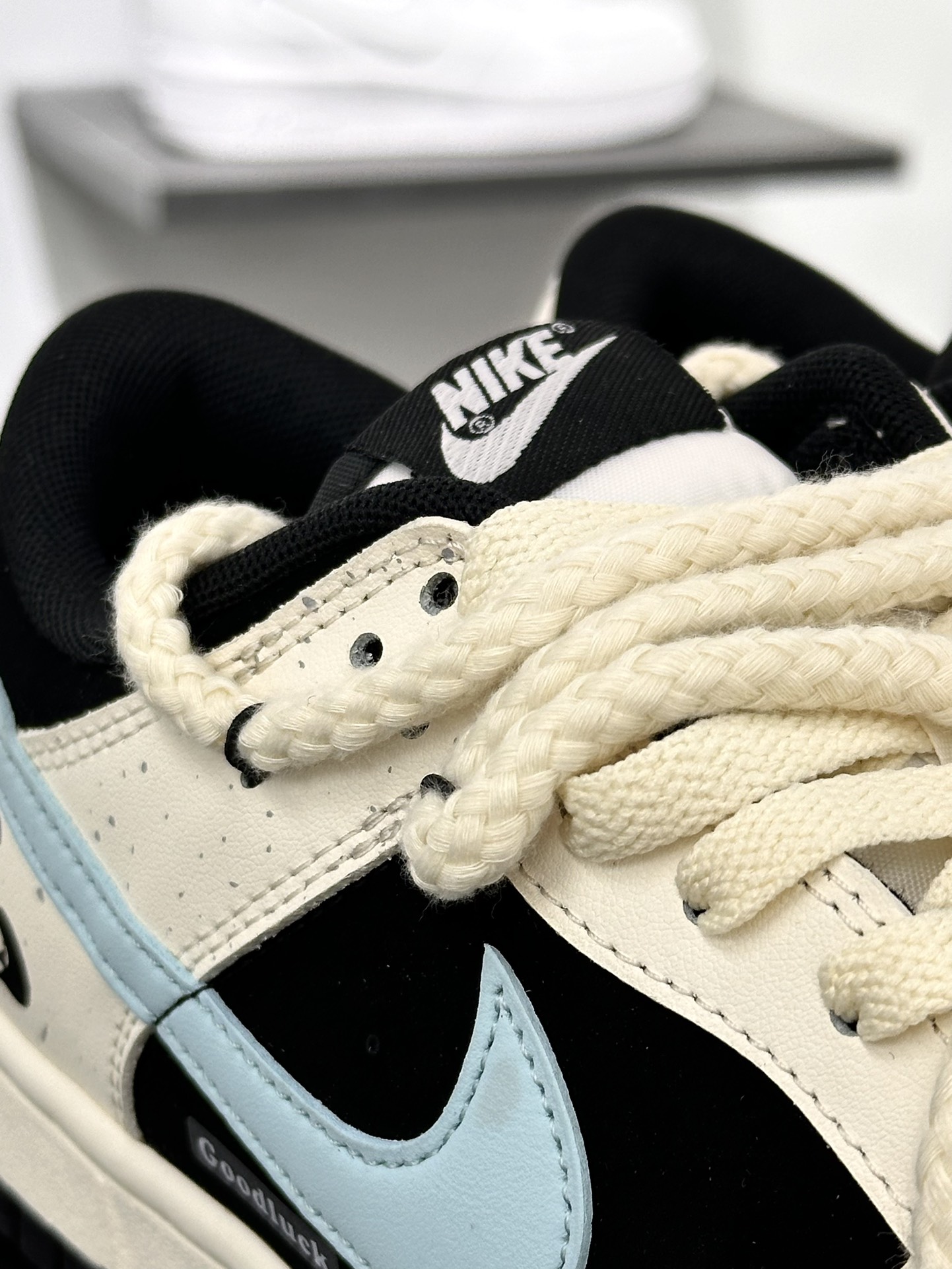 耐克Nike SB Dunk Low Lot”Panda”扣篮系列低帮滑板板鞋“米白黑蓝莓小熊猫涂鸦绑绳”DD1391-100