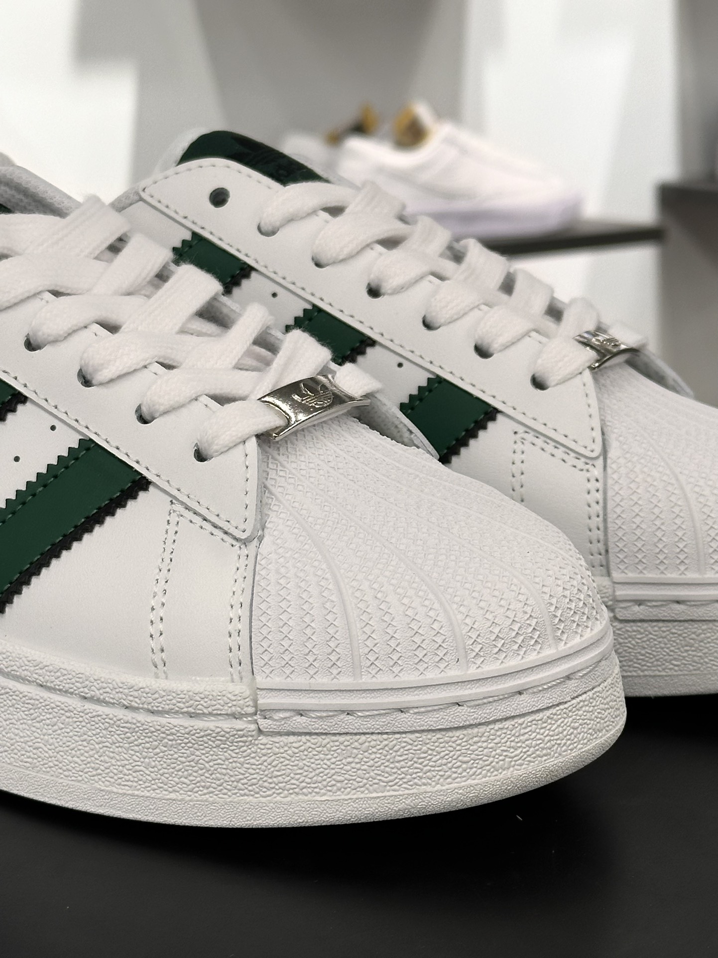 三叶草Adidas Originals Superstar XLG 贝壳头系列低帮运动板鞋“皮革白深绿黑字母LOGO”IE0760