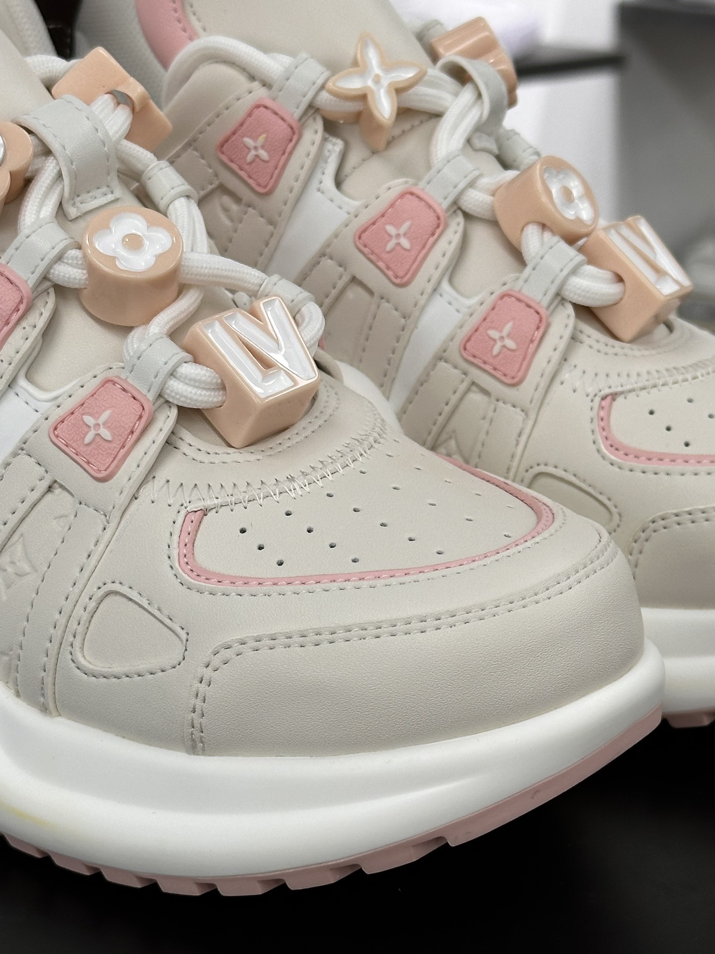 女LV路易威登Louis Vuitton Archlight Sneakers 探视弓型舞蹈复古老爹风休闲运动鞋“米白浅粉压纹LV老花串珠”1AD283