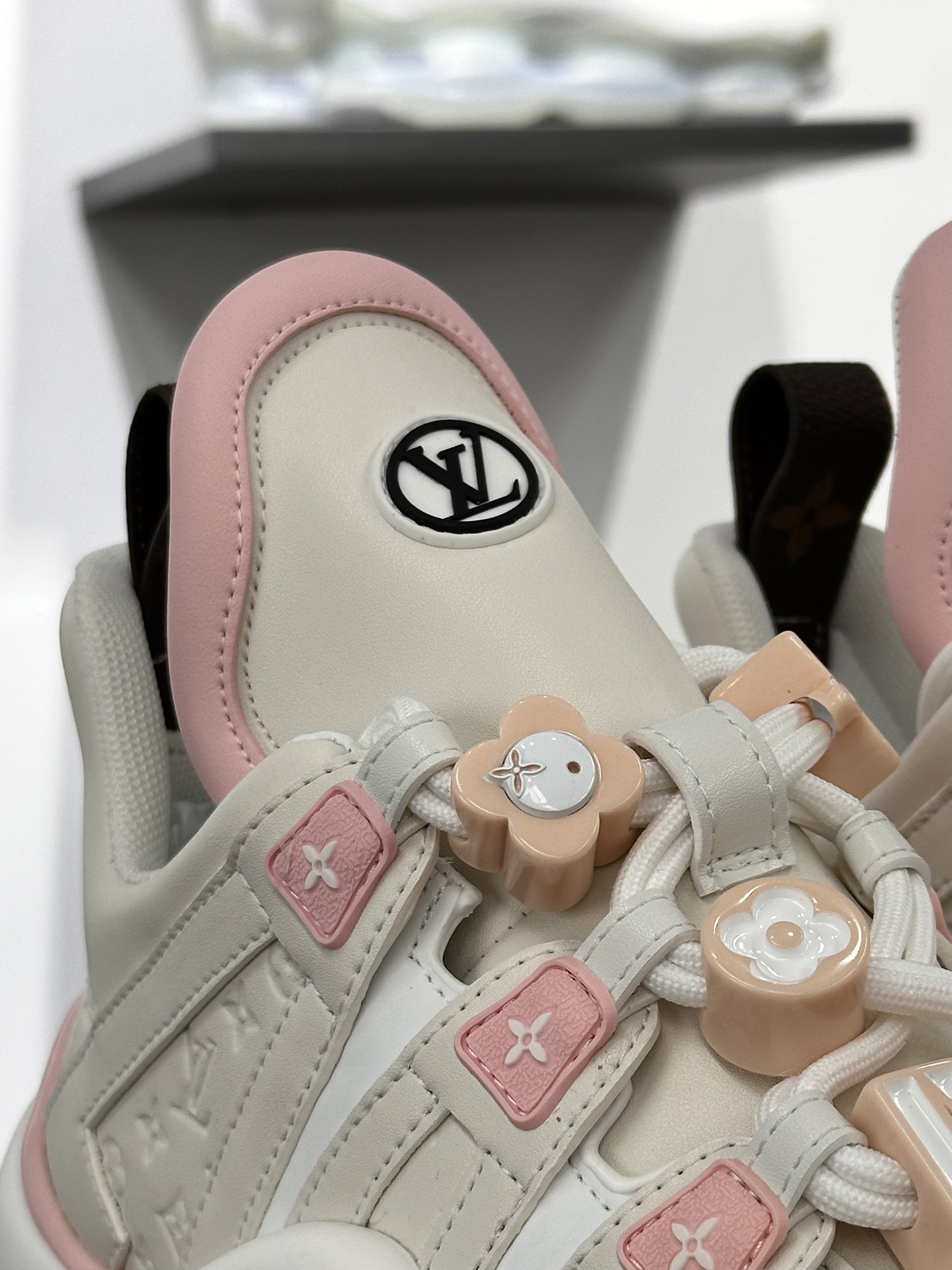 女LV路易威登Louis Vuitton Archlight Sneakers 探视弓型舞蹈复古老爹风休闲运动鞋“米白浅粉压纹LV老花串珠”1AD283