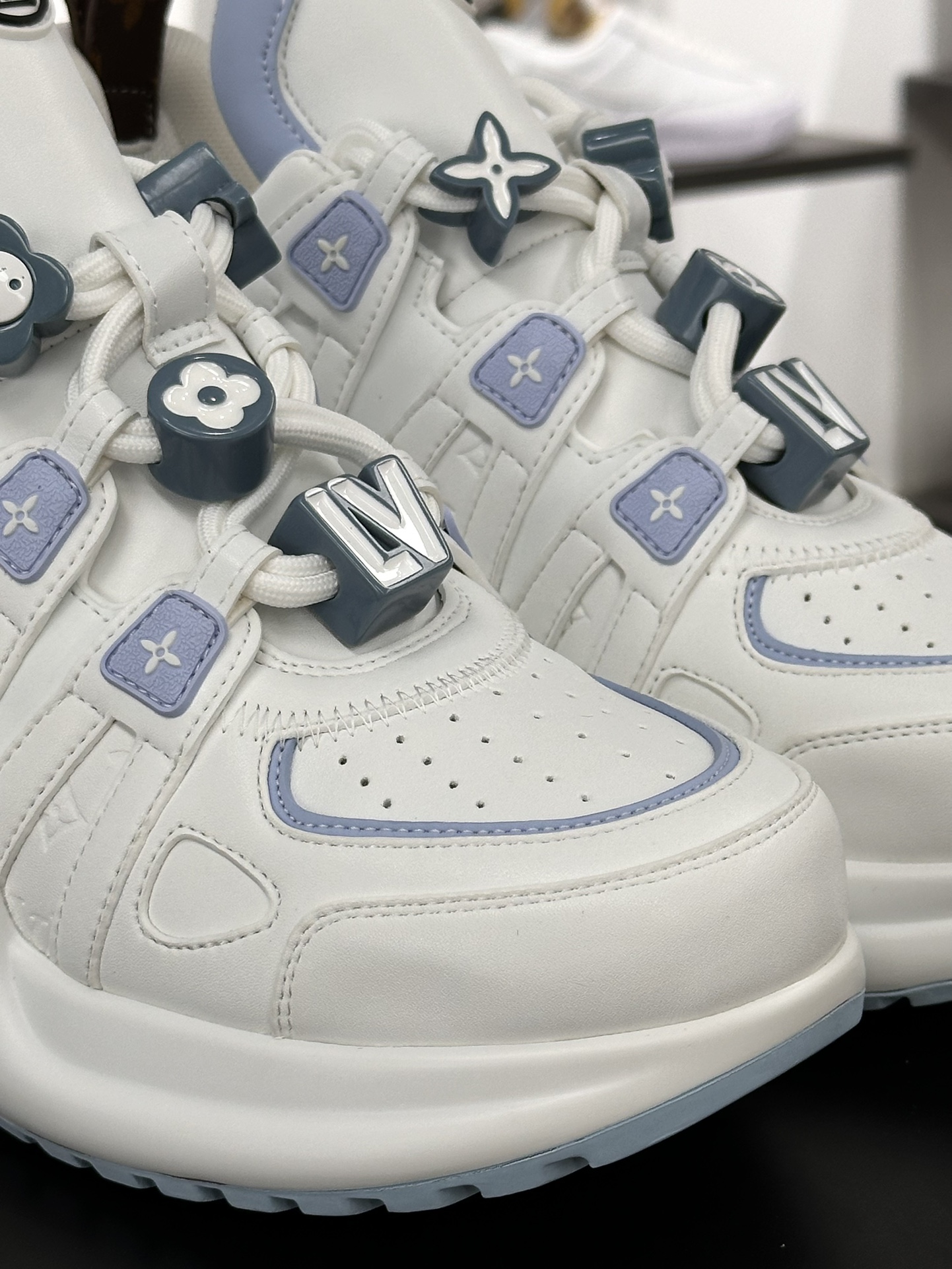 LV路易威登Louis Vuitton Archlight Sneakers 探视系列低帮运动鞋“白浅蓝压纹LV老花串珠”1AD28H