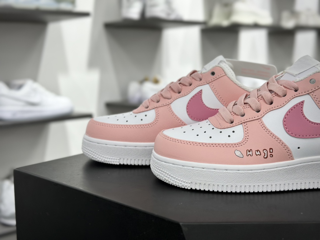 耐克Nike Air Force 1'07 Low”Hugging Bear”空军一号低帮板鞋“白粉粉底抱抱熊涂鸦”YY2024-762