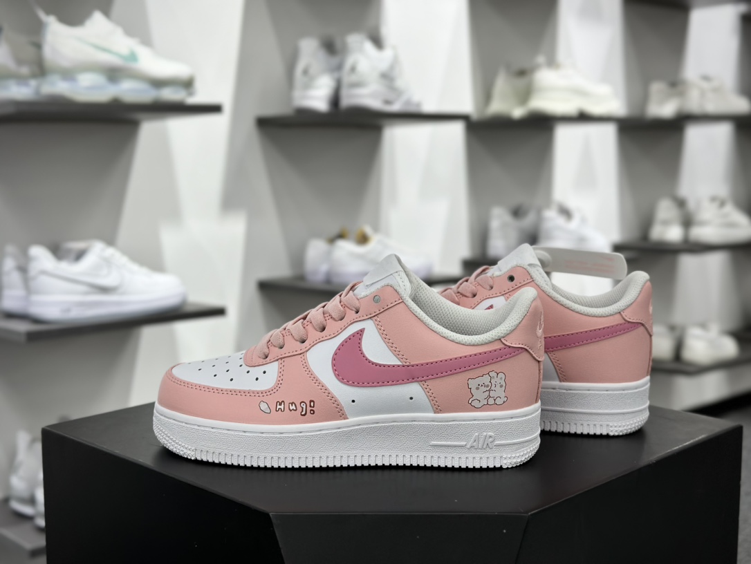 耐克Nike Air Force 1'07 Low”Hugging Bear”空军一号低帮板鞋“白粉粉底抱抱熊涂鸦”YY2024-762