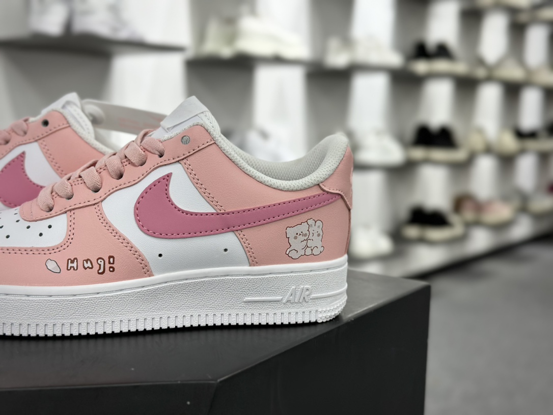 耐克Nike Air Force 1'07 Low”Hugging Bear”空军一号低帮板鞋“白粉粉底抱抱熊涂鸦”YY2024-762