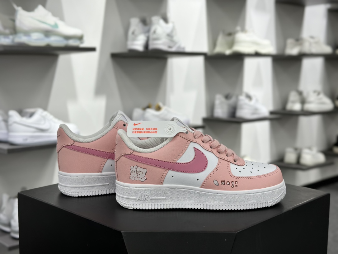 耐克Nike Air Force 1'07 Low”Hugging Bear”空军一号低帮板鞋“白粉粉底抱抱熊涂鸦”YY2024-762