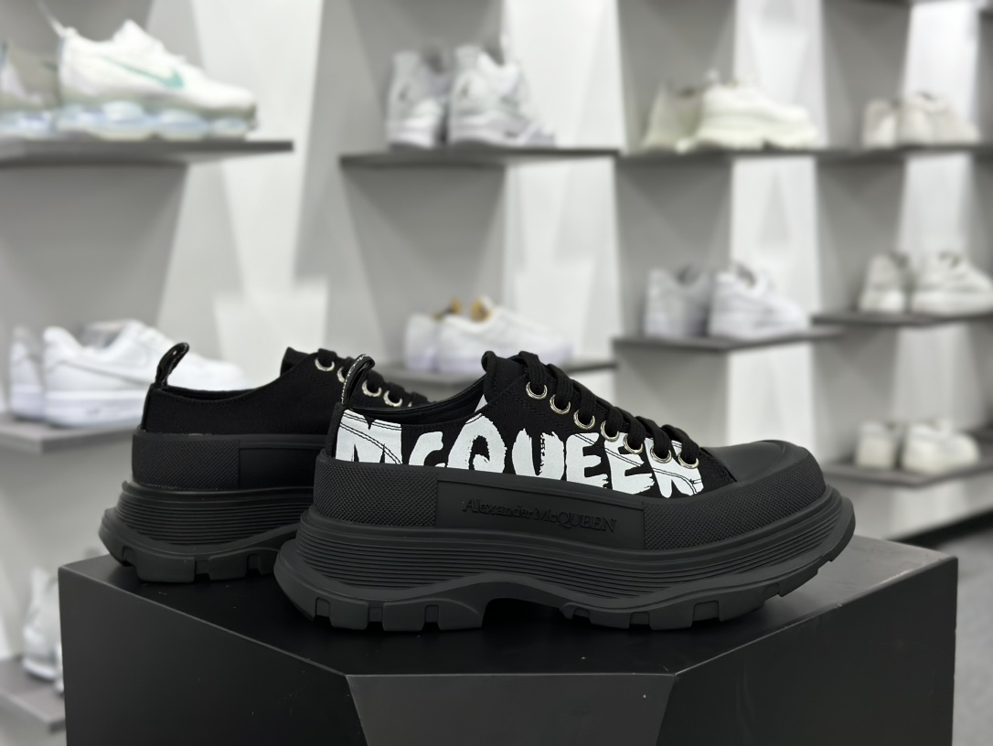 麦昆Alexander McQueen Chunky Tread Slick Low Sneakers 胎纹面光泽底系列低帮老爹厚底松糕系带帆布休闲运动鞋