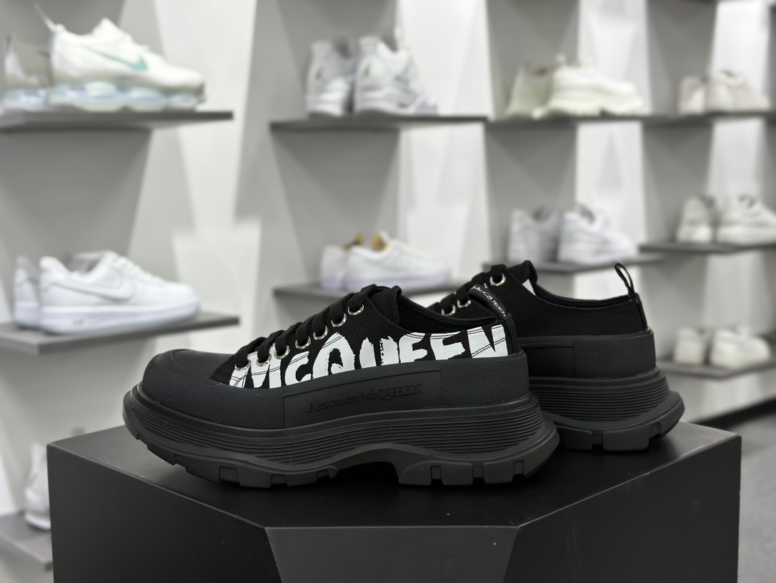 麦昆Alexander McQueen Chunky Tread Slick Low Sneakers 胎纹面光泽底系列低帮老爹厚底松糕系带帆布休闲运动鞋