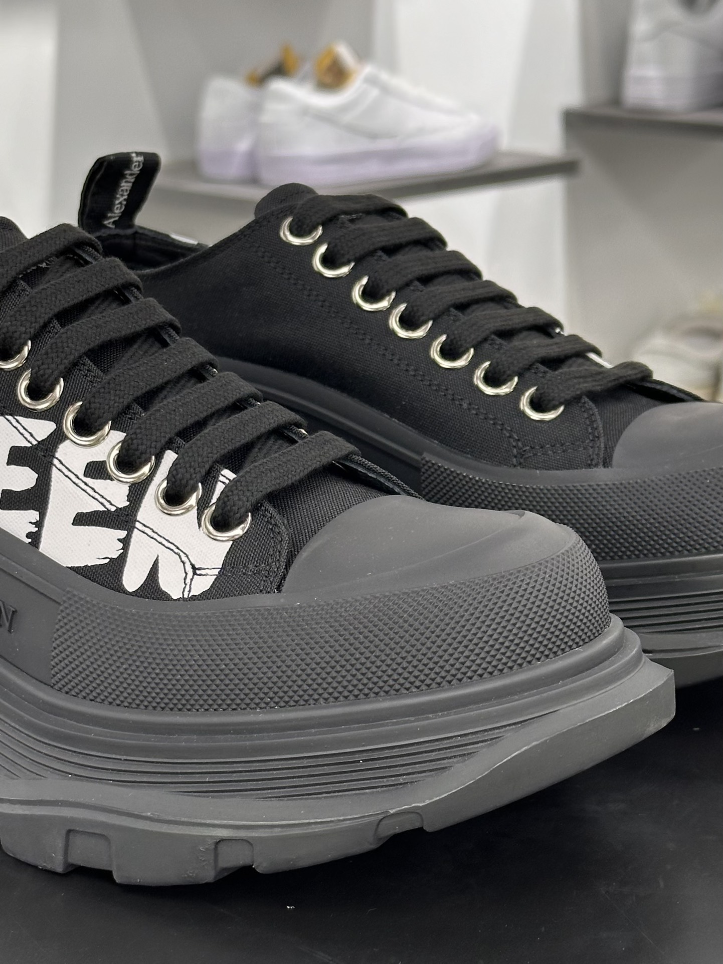 麦昆Alexander McQueen Chunky Tread Slick Low Sneakers 胎纹面光泽底系列低帮老爹厚底松糕系带帆布休闲运动鞋