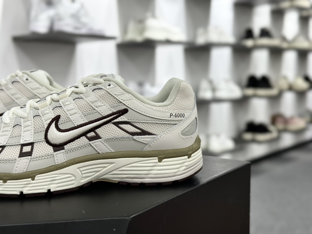 耐克Nike P-6000 Premium”Flat Pewter Light Iron ”系列低帮慢跑鞋 “米白酒红乌龙卡其”HF0728-201