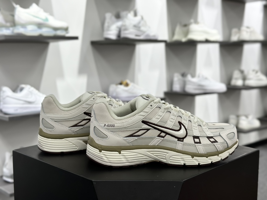 耐克Nike P-6000 Premium”Flat Pewter Light Iron ”系列低帮慢跑鞋 “米白酒红乌龙卡其”HF0728-201