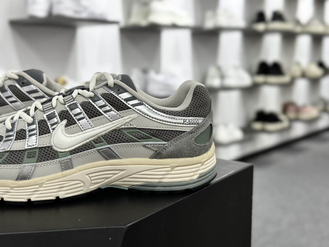 耐克Nike P-6000 Premium”Flat Pewter Light Iron ”系列低帮慢跑鞋“深灰银椰奶白”FN7509-029