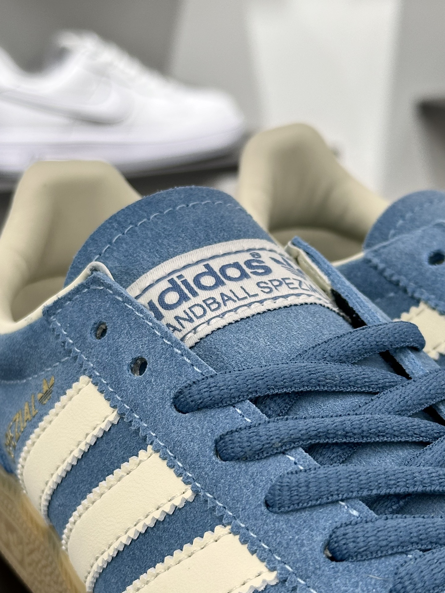 阿迪达斯Adidas Originals Handball SPZL 手球运动员系列百搭休闲运动板鞋“翻毛蓝白奶白焦糖底”IG6194