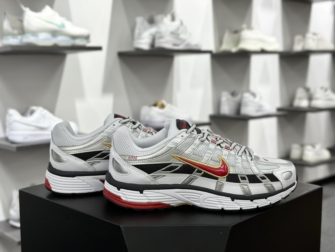 耐克Nike P-6000 Premium”Flat Pewter Light Iron ”系列低帮慢跑鞋 “子弹银白黑鲜红”BV1021-101