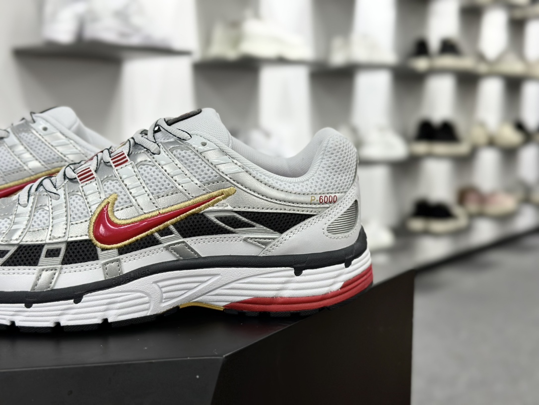 耐克Nike P-6000 Premium”Flat Pewter Light Iron ”系列低帮慢跑鞋 “子弹银白黑鲜红”BV1021-101