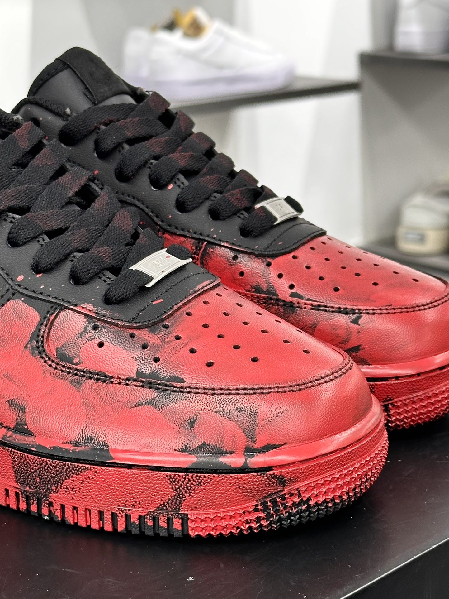 耐克Nike Air Force 1'07 Low Retro”Crime scene”空军一号低帮经典板鞋“皮革黑红案发现场”CW2288-011