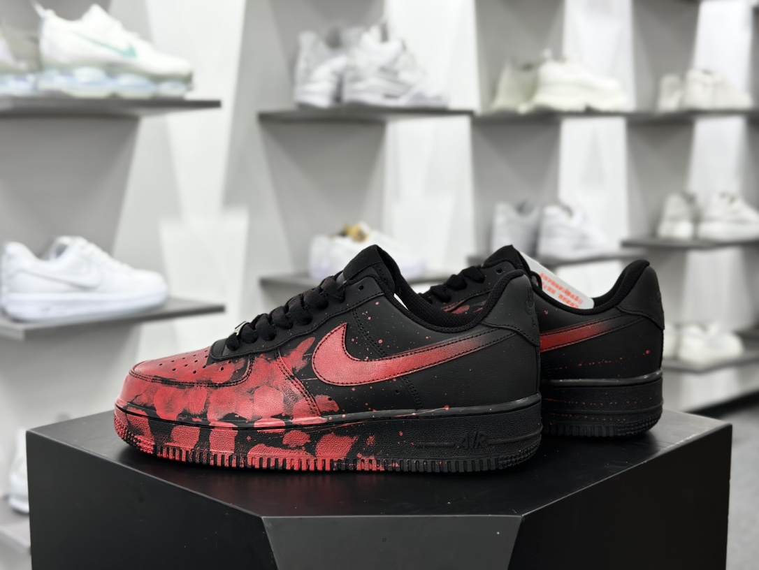 耐克Nike Air Force 1'07 Low Retro”Crime scene”空军一号低帮经典板鞋“皮革黑红案发现场”CW2288-011