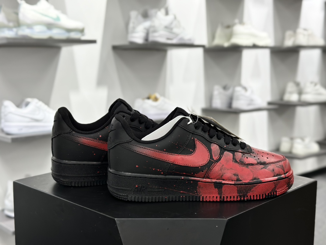 耐克Nike Air Force 1'07 Low Retro”Crime scene”空军一号低帮经典板鞋“皮革黑红案发现场”CW2288-011