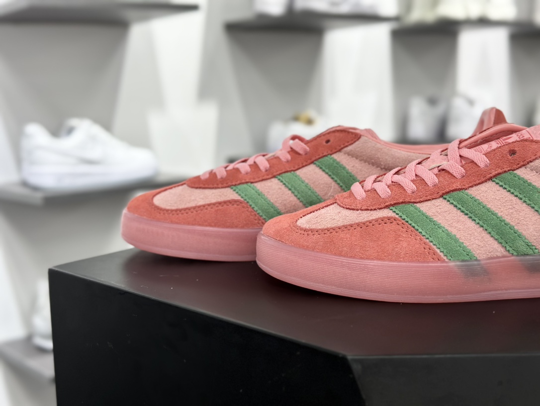 阿迪达斯Adidas Gazelle Indoor Trainers 羚羊内训系列低帮板鞋“翻毛西瓜粉绿”IG6782