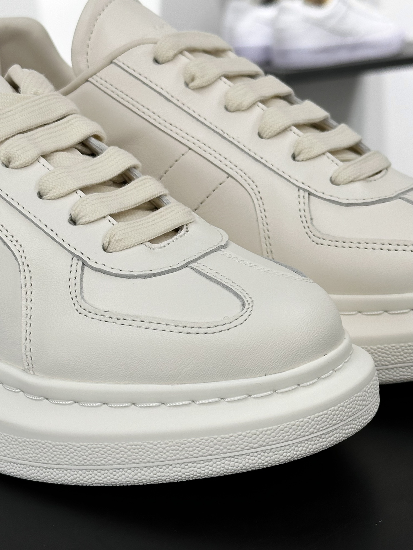 麦昆Alexander McQueen Oversized Retro Sneakers 阔型底小白板鞋“皮革米白”807882 WHABG 9348