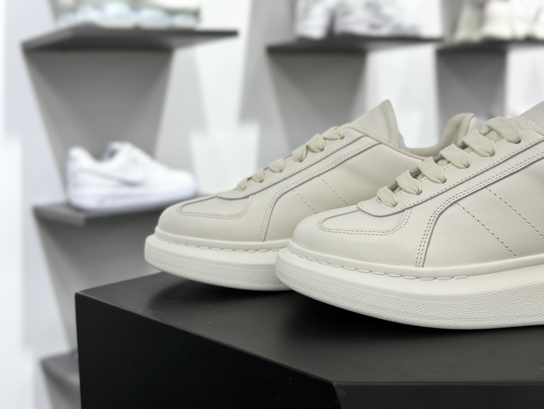 麦昆Alexander McQueen Oversized Retro Sneakers 阔型底小白板鞋“皮革米白”807882 WHABG 9348