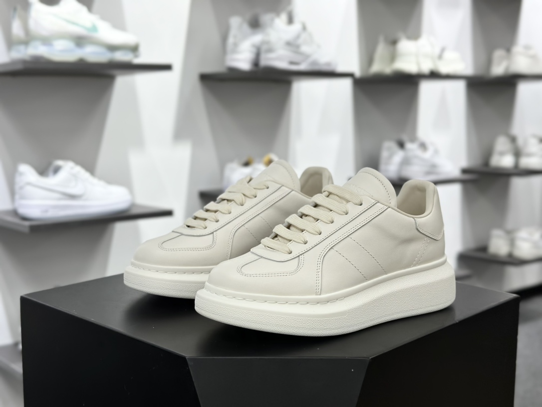 麦昆Alexander McQueen Oversized Retro Sneakers 阔型底小白板鞋“皮革米白”807882 WHABG 9348