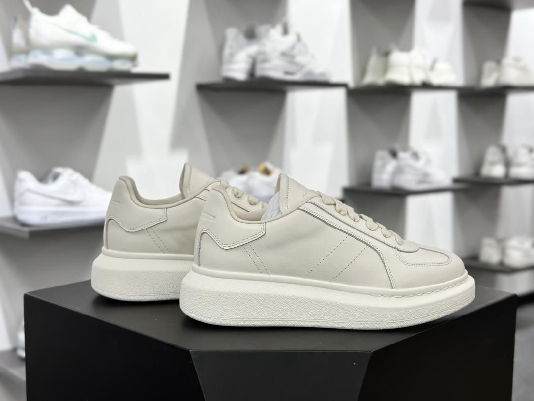 麦昆Alexander McQueen Oversized Retro Sneakers 阔型底小白板鞋“皮革米白”807882 WHABG 9348