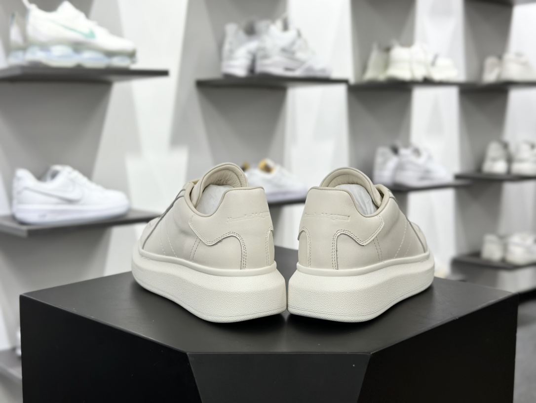 麦昆Alexander McQueen Oversized Retro Sneakers 阔型底小白板鞋“皮革米白”807882 WHABG 9348