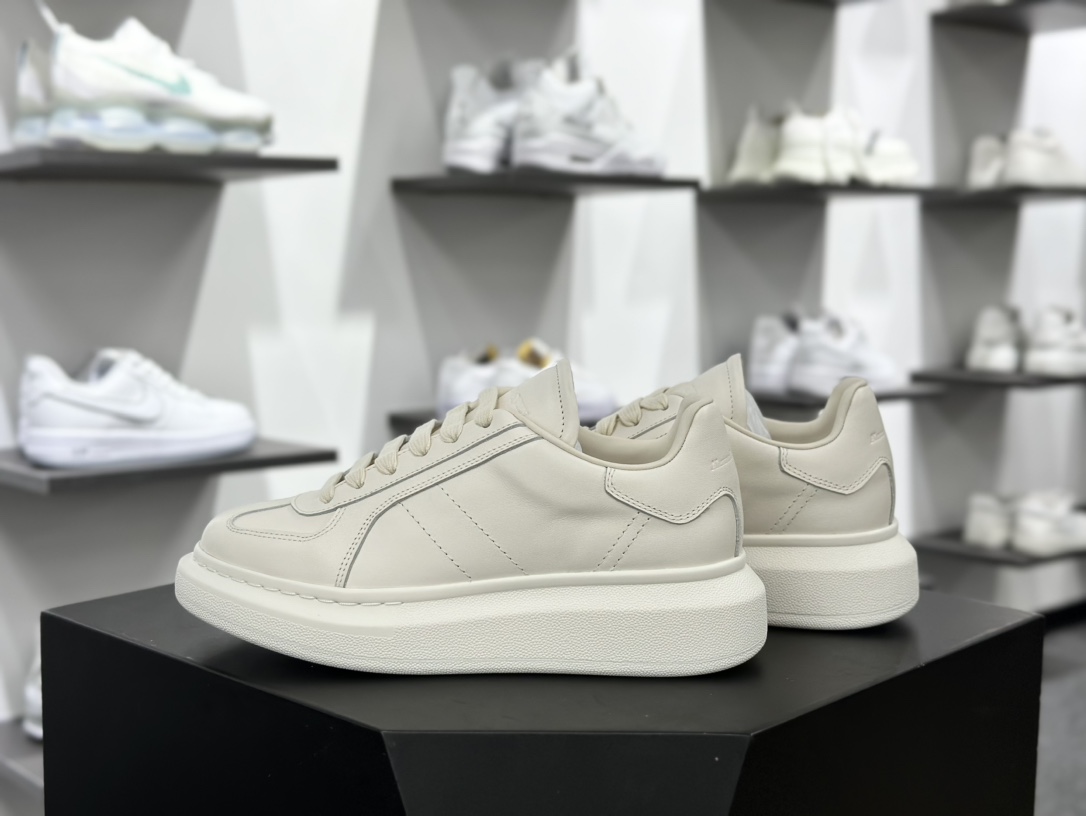 麦昆Alexander McQueen Oversized Retro Sneakers 阔型底小白板鞋“皮革米白”807882 WHABG 9348