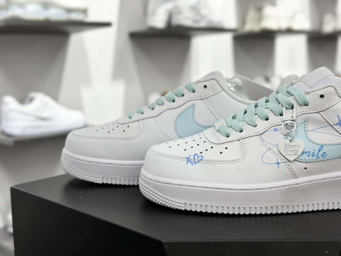 耐克Nike Air Force 1 07 LV8 Low”Valentine's Day”空军一号板鞋“白浅蓝环绕星球爱心涂鸦”CW2288-111