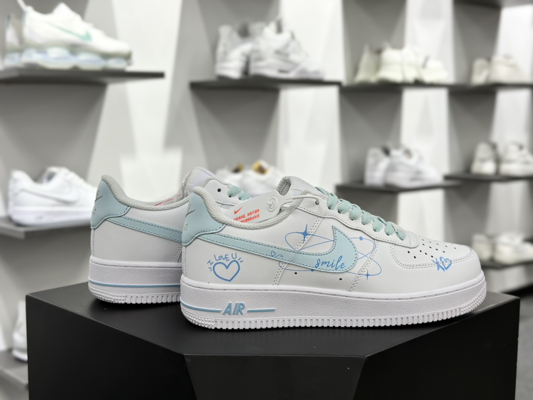 耐克Nike Air Force 1 07 LV8 Low”Valentine's Day”空军一号板鞋“白浅蓝环绕星球爱心涂鸦”CW2288-111