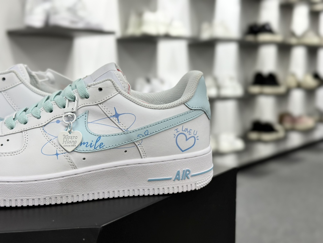 耐克Nike Air Force 1 07 LV8 Low”Valentine's Day”空军一号板鞋“白浅蓝环绕星球爱心涂鸦”CW2288-111