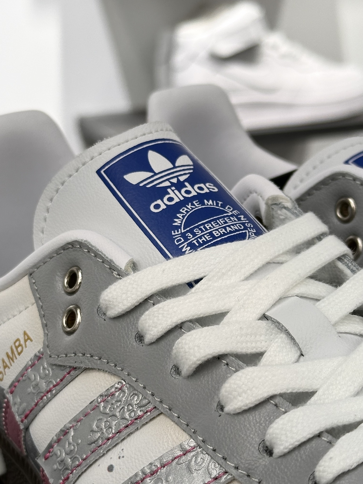 三叶草Adidas Originals Samba OG 桑巴舞系列板鞋“白灰粉摩登微镜涂鸦”B75806