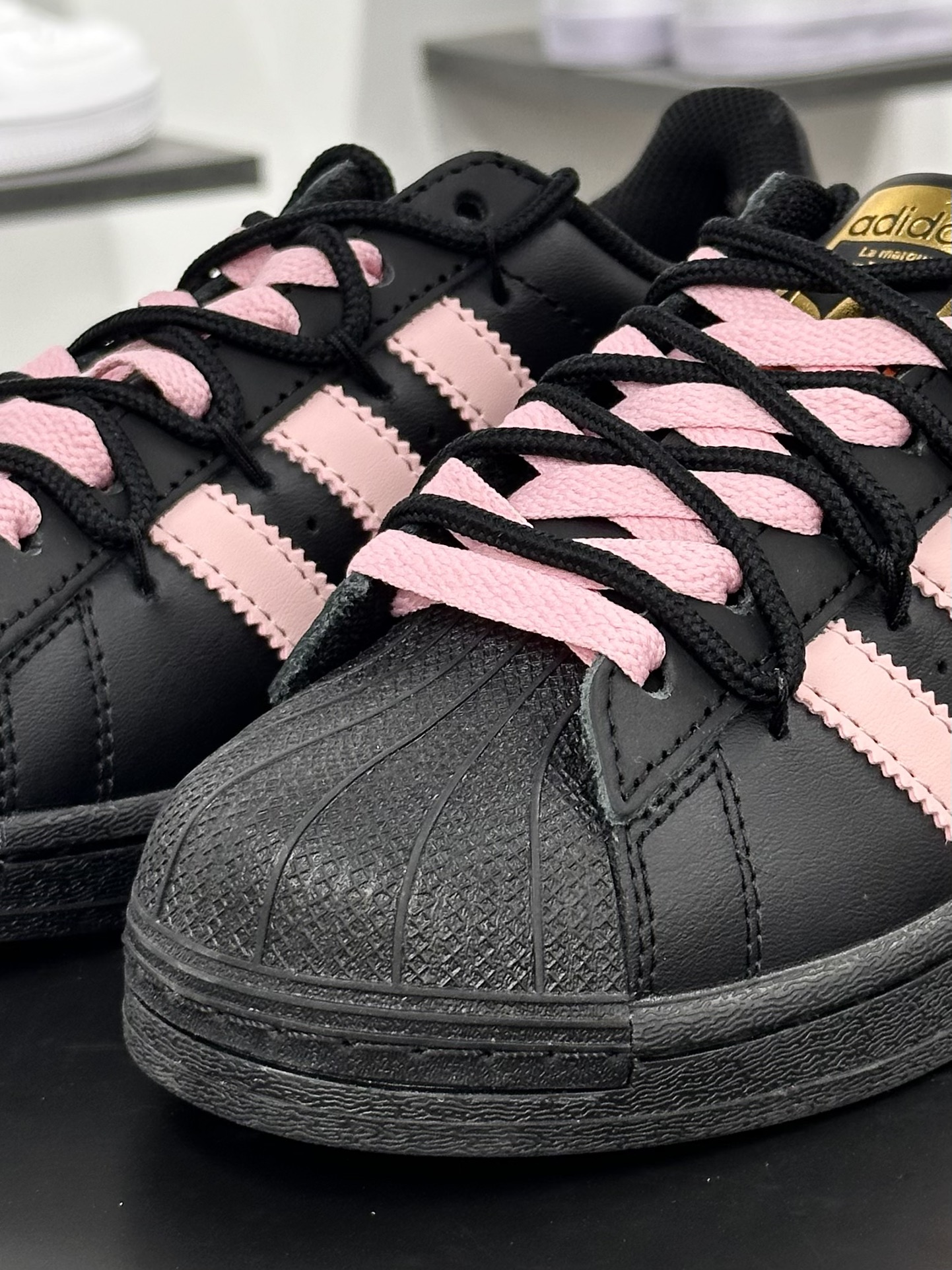 三叶草Adidas Originals Superstar”Peach Twig Flower”经典板鞋“皮革黑淡粉樱花粉”EG4959