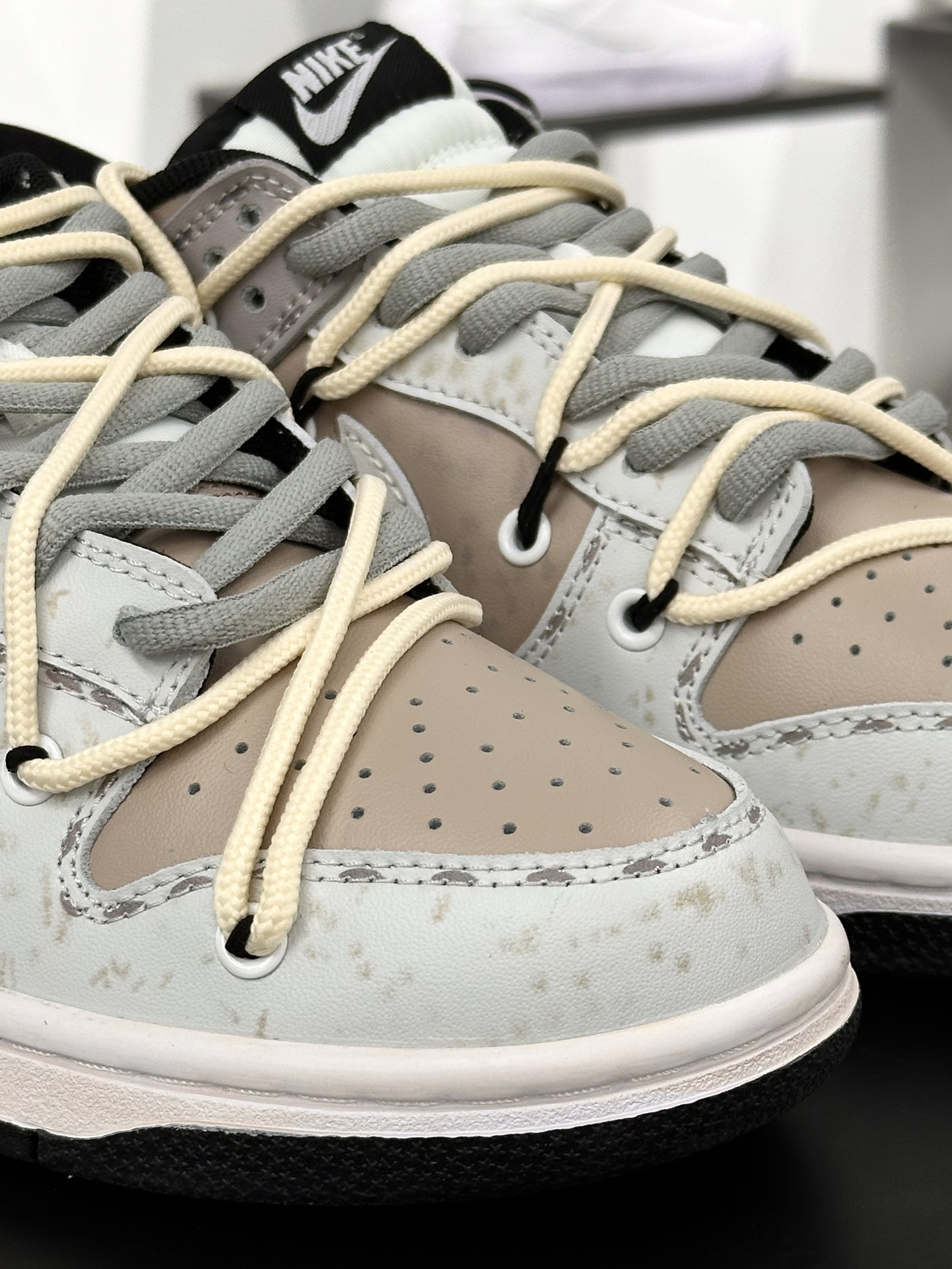 耐克Nike SB Dunk Low Lot”Pudding Milk Tea”扣篮系列低帮板鞋“灰白爱心卡其布丁奶茶绑绳”CW1590-100