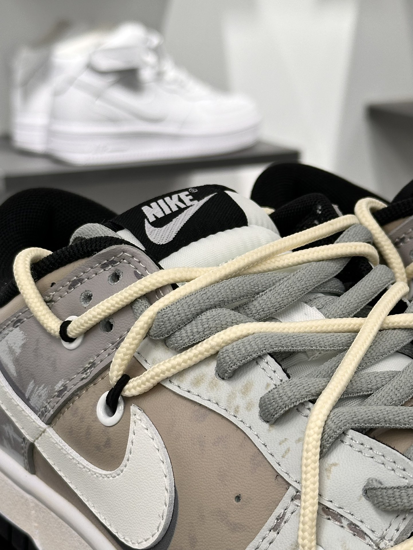 耐克Nike SB Dunk Low Lot”Pudding Milk Tea”扣篮系列低帮板鞋“灰白爱心卡其布丁奶茶绑绳”CW1590-100