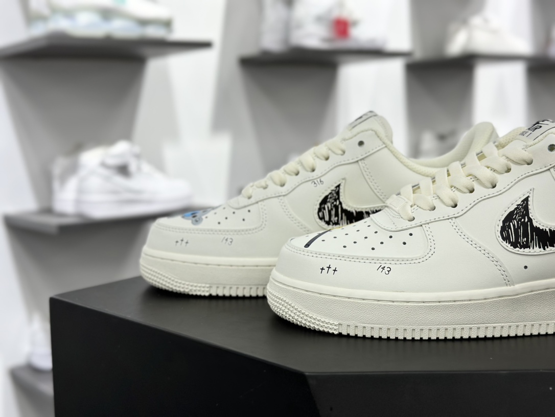 耐克Nike Air Force 1'07 Low”White/Blalck/Drew”空军一号板鞋“皮革白黑黄Drew涂鸦”CW2288-663