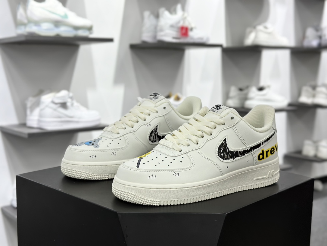 耐克Nike Air Force 1’07 Low”White/Blalck/Drew”空军一号板鞋“皮革白黑黄Drew涂鸦”CW2288-663