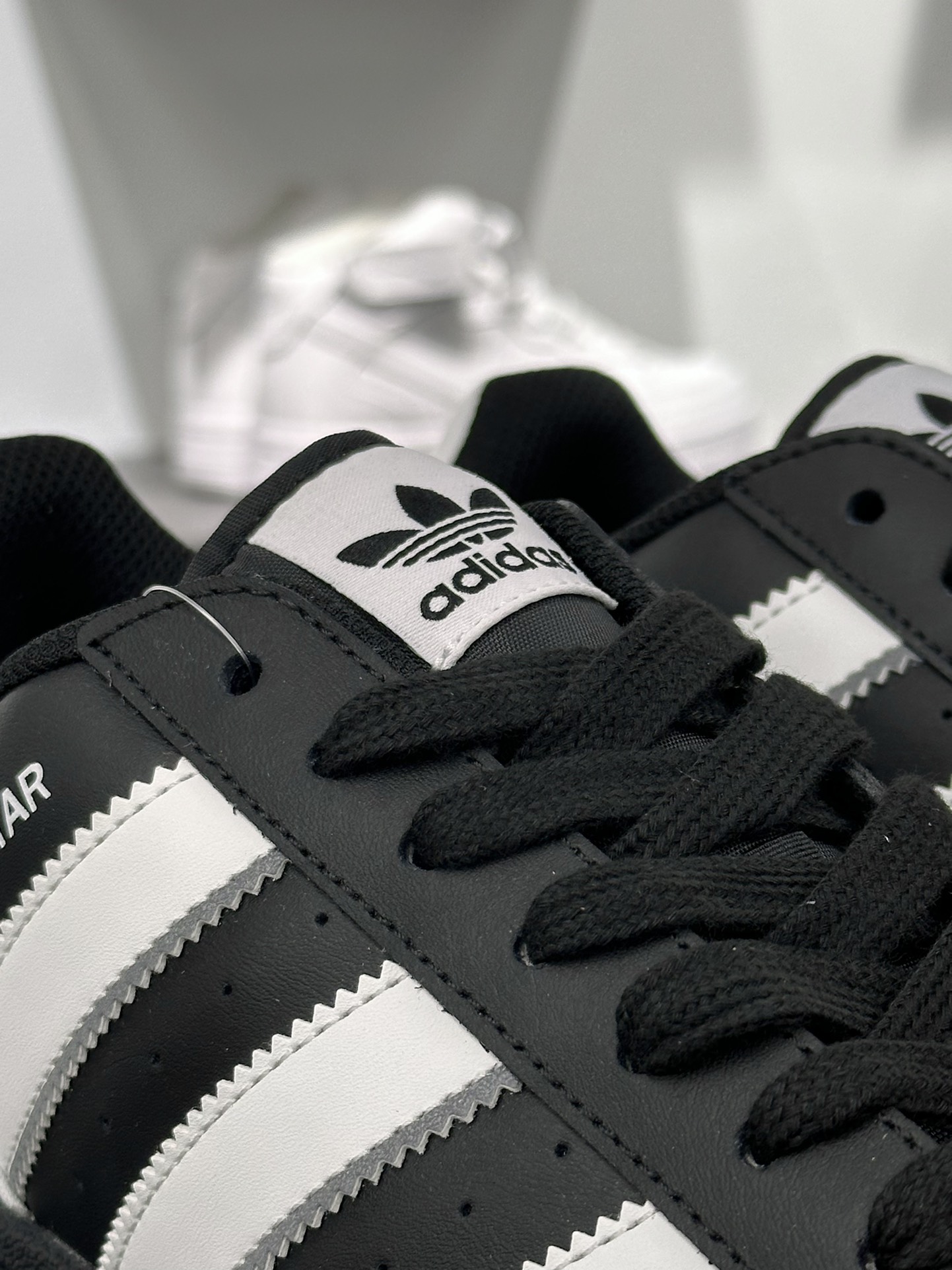 三叶草Adidas Originals Superstar XLG 贝壳头板鞋“皮革黑白深灰字母LOGO”IE0022