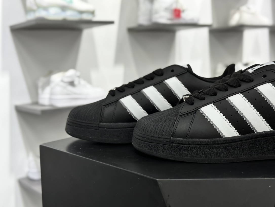 三叶草Adidas Originals Superstar XLG 贝壳头板鞋“皮革黑白深灰字母LOGO”IE0022