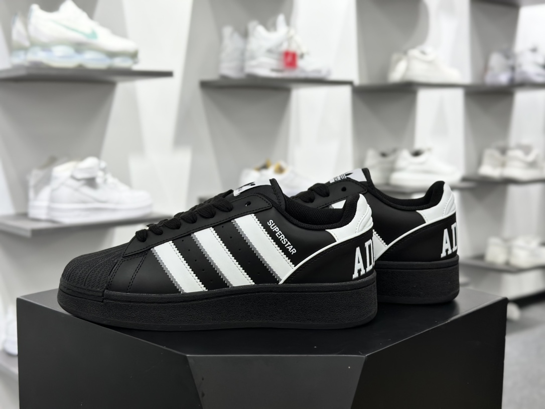 三叶草Adidas Originals Superstar XLG 贝壳头板鞋“皮革黑白深灰字母LOGO”IE0022