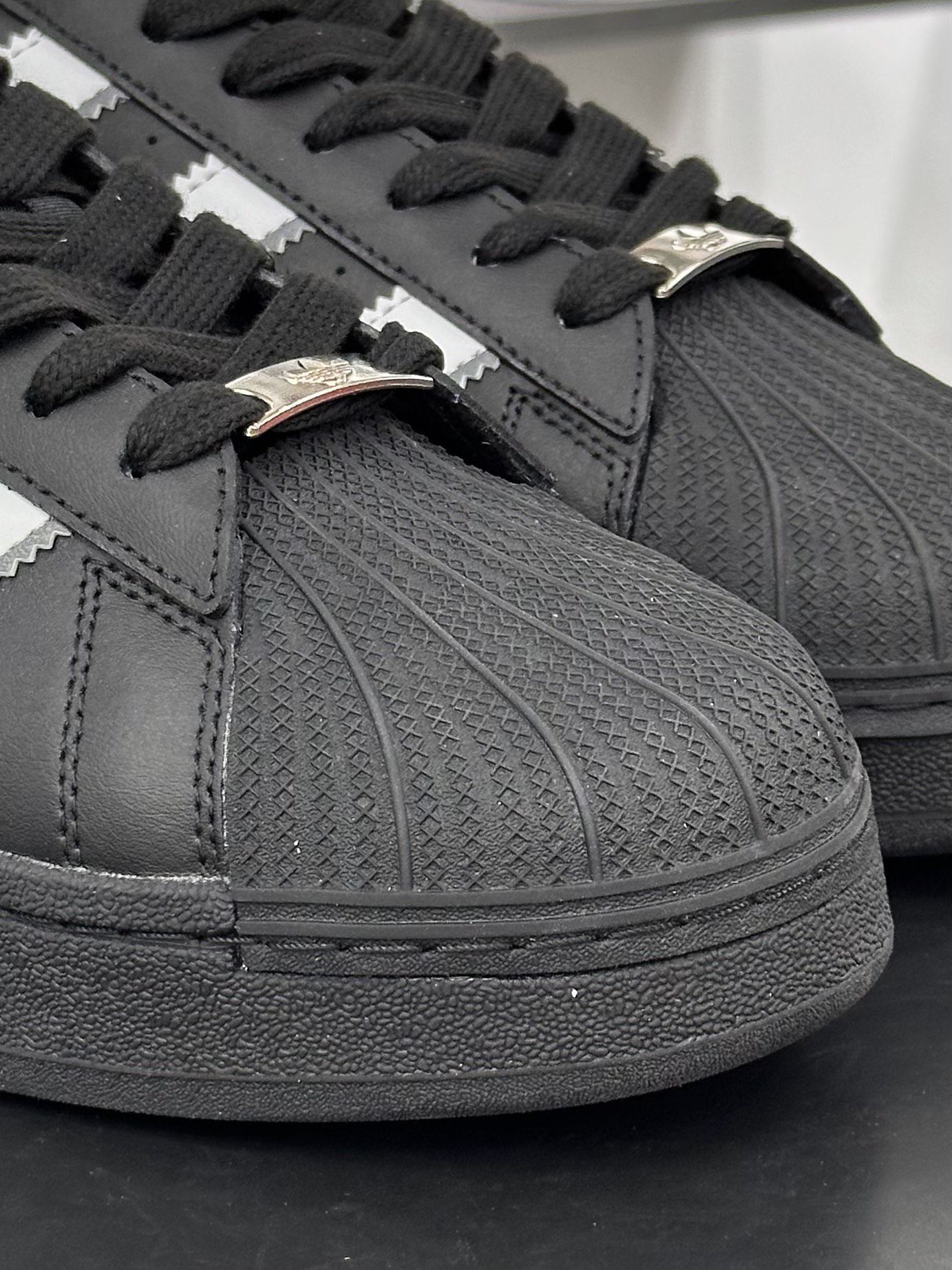 三叶草Adidas Originals Superstar XLG 贝壳头板鞋“皮革黑白深灰字母LOGO”IE0022